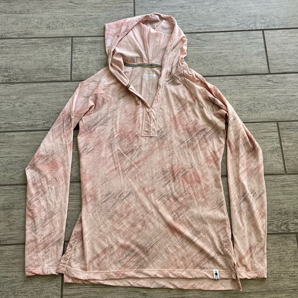 Smart lightweight hooded shirt